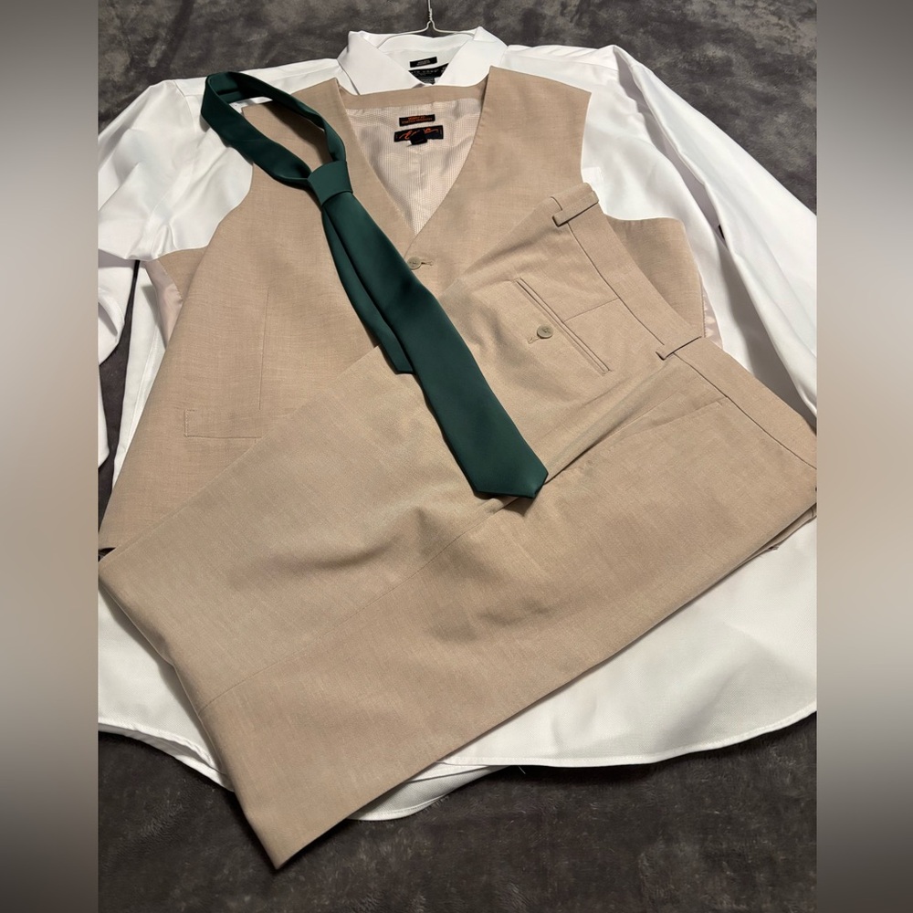Egara Men’s Skinny Suit Set with Pants, Shirt, Vest, Tie & Socks